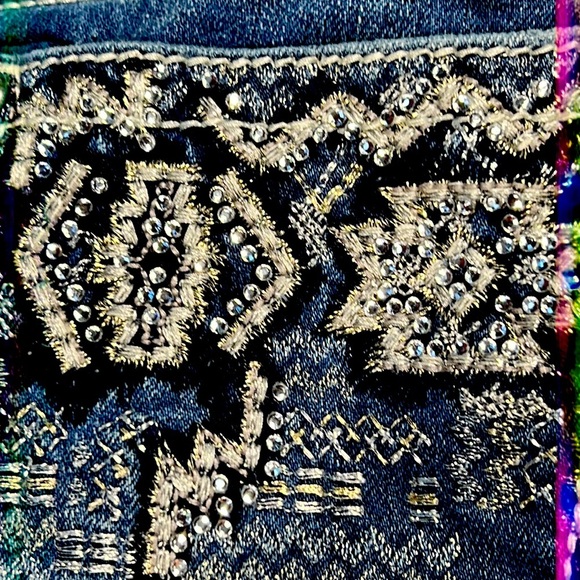 Miss Me jeans size 26 with glittering beads in the back of the jeans - Picture 4 of 11